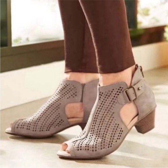 Earth NWT Keri Soft Buck Taupe Laser Cut Perforated Peep Toe Ankle Boots - Picture 1 of 9